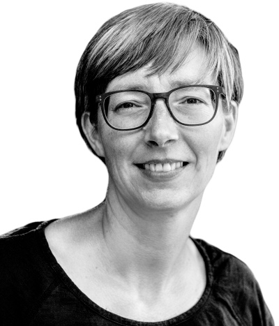 Portrait in schwarz-weiß von mir, Dr. Nora Gembicki, lächle den Betrachter direkt an